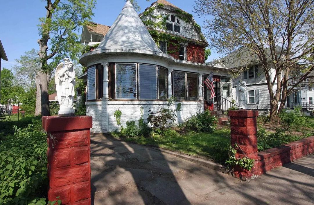 4 Bed, 2 Bath- 1447 Charles St. La Crosse