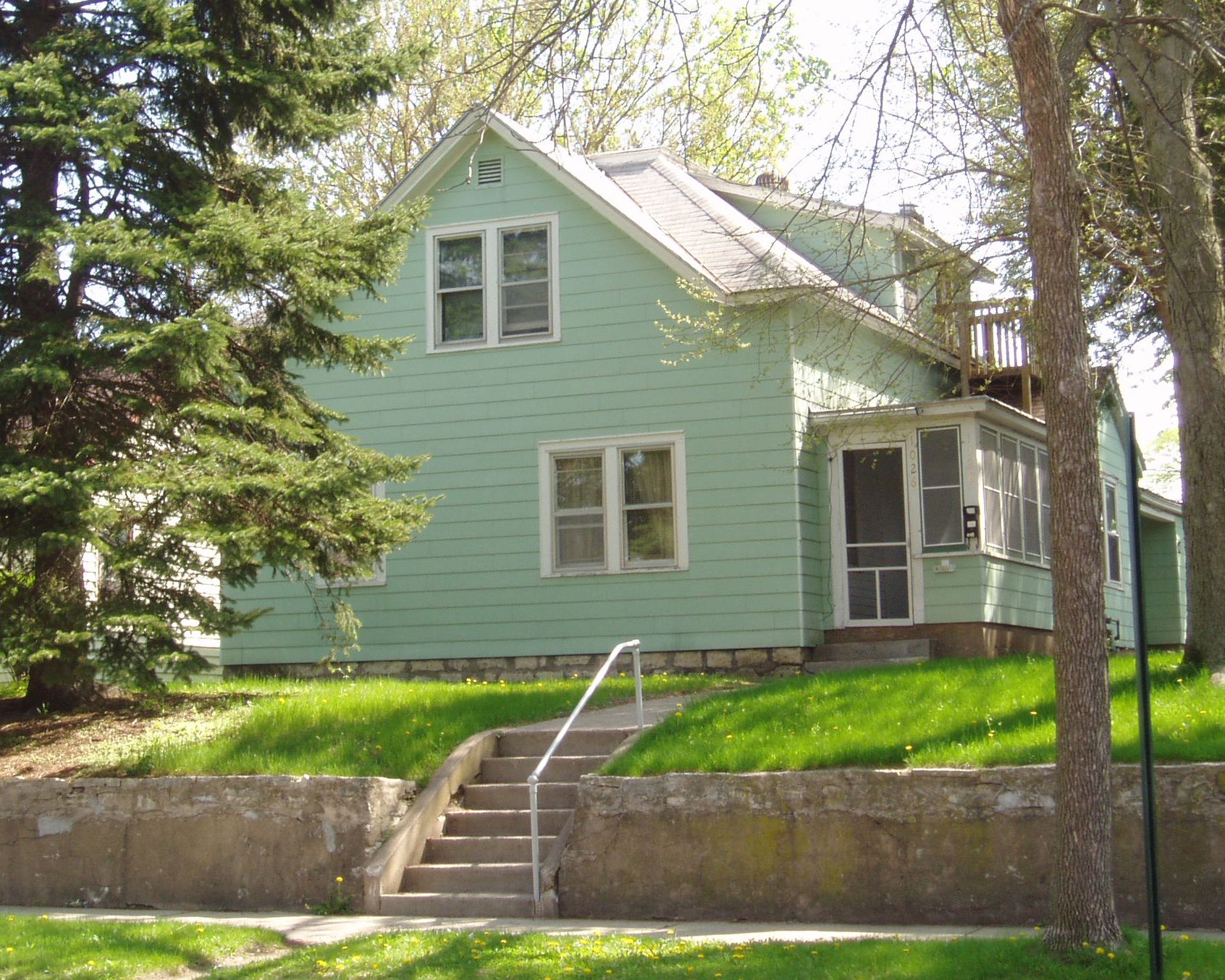 1026 Liberty St - 2 Bedroom Lower Unit